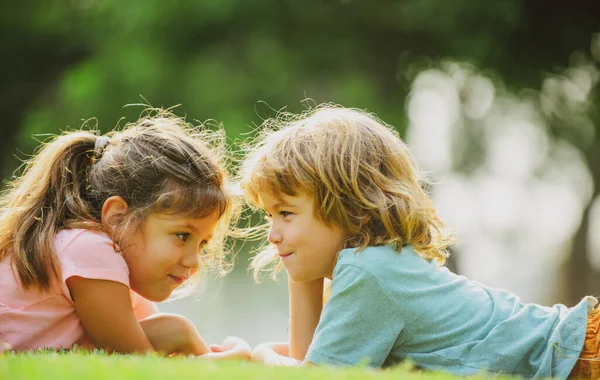 Crianças casal bonito no amor. Relações com crianças. Menina menino ao ar livre no parque — Fotografia de Stock