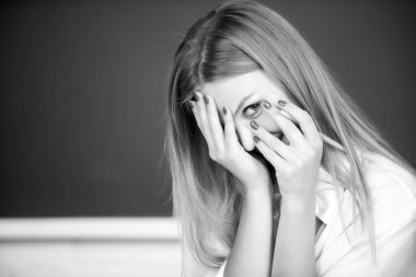 Utanç içindeki genç bir kız öğrencinin portresi. Okul sınıfında okuyor..