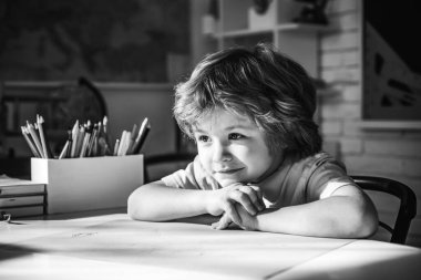 Okul çocukları. Yetenekli çocuk. Çocuk okula hazırlanıyor..