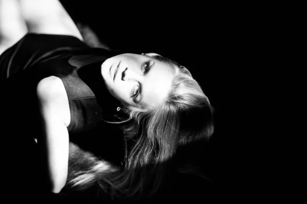 Elegant young woman posing over black background. Light and shadow. Portrait of a beauty woman face. Blonde sexy girl close up face. — Stock Photo, Image