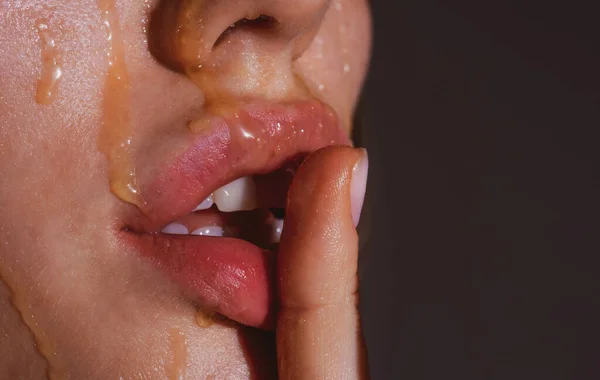 Mel gotejamento boca com lábios sexy, close-up. Feche lábios sensuais de mulher com batom vermelho. Lábio apaixonado. — Fotografia de Stock