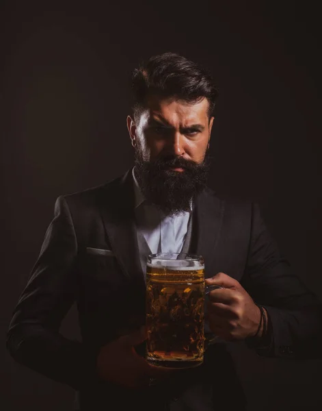 Craft beer. Selbstbewusster Mann mit einem Glas Bier. Degustation und Verkostung. — Stockfoto