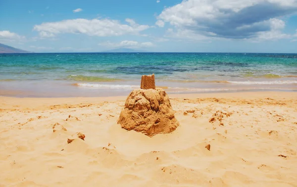 Castillo de arena. Fondo marino, naturaleza de playa tropical de verano con rayos de luz solar. Playa de arena, agua de mar con espacio para copias, concepto de vacaciones de verano. — Foto de Stock