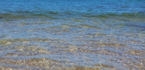 Calmo mar textura da superfície da água com salpicos e ondas. Fundo abstrato da natureza. Contexto da superfície da água do oceano aquático. — Fotografia de Stock