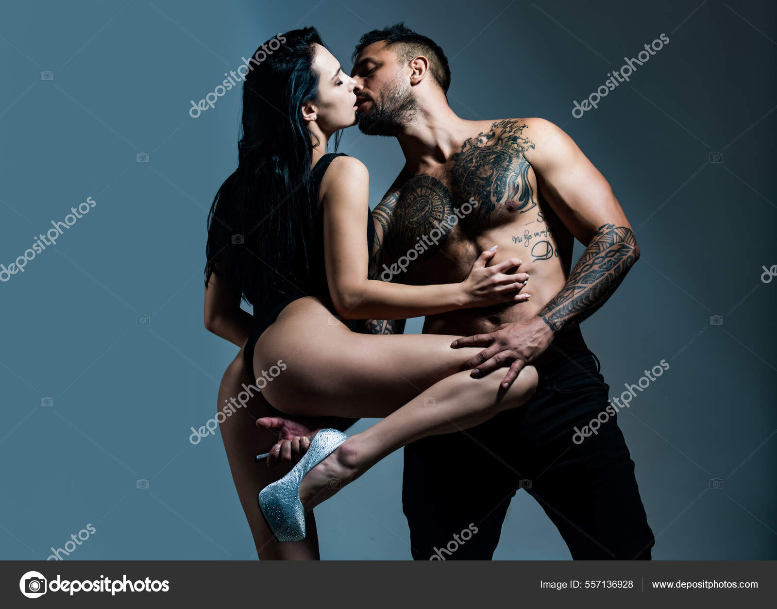 Jinsiy aloqada bolgan yalangoch etuk ayollarning fotosuratlari