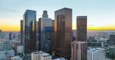 Los Angeles şehir merkezinin şehir manzarası. Panoramik şehir gökdelenleri, iş merkezi ofis binası.
