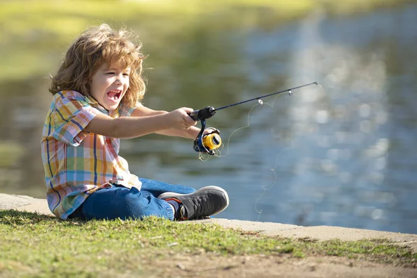 Retrato de niño sorprendido emocionado pesca. — Foto de Stock