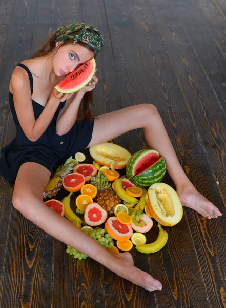 Сексуальные летние тропические фрукты. Молодая сексуальная брюнетка с красивым телом держа красный арбуз. — стоковое фото