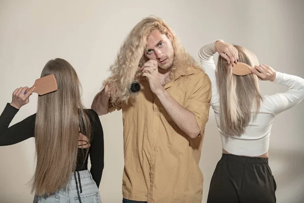Grupa młodych ludzi ze zdrowymi długimi i kręconymi włosami ze szczotką. Fryzura i zabieg kosmetyczny. Kolorowanki koncepcji włosów. — Zdjęcie stockowe