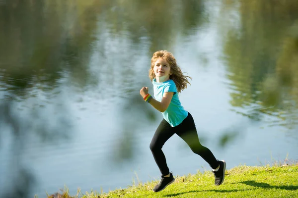 Çocuklar dışarıda parkta koşuyor. Çocuklar için sağlıklı spor aktiviteleri. Atletizm yarışındaki küçük çocuk. Eğitimdeki genç bir atlet. Koşucu egzersiz yapıyor. Çocuk için koşuyorum. Sabah koşusu. — Stok fotoğraf