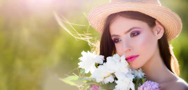 Doğal güzellik suratı. Çiçek açan ağaçtaki güzel bahar kadını. Bahar çiçeklerindeki güzel bir kadının portresi. Güzel kadın yüzü. Başlık web sitesi tasarımı için pankart, kopyalama alanı.