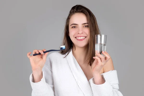Close-up op gelukkige jonge vrouw tanden poetsen. — Stockfoto