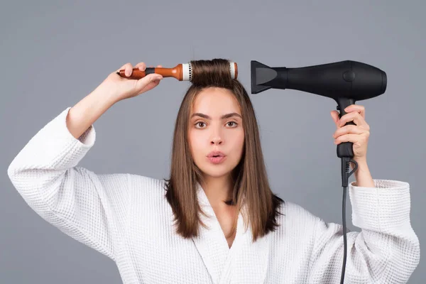 Mujer peinando cabello. Retrato de modelo femenino con secador de pelo. Chica con cepillo, cuidado del cabello y belleza. Rutina matinal. — Foto de Stock