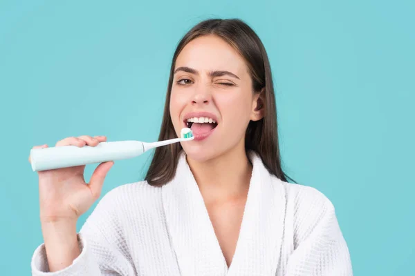 Hermosa mujer joven con dientes sanos, hermosa sonrisa femenina. Cepillo de dientes eléctrico. Primer plano de la joven mujer sostiene un cepillo de dientes. —  Fotos de Stock