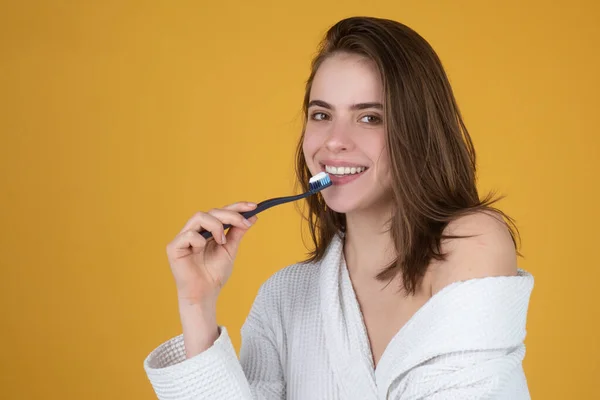朝の衛生手順中に歯ブラシで若い陽気な女性の歯をブラッシング隔離された背景、顔の肖像画白い歯. — ストック写真