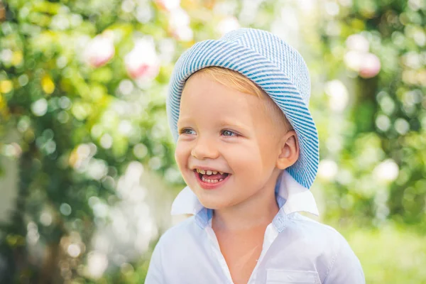 Close up retrato de menino bonito sorrindo ao ar livre. Closeup headshot retrato de lançar menino no fundo da natureza, criança pré-escolar pequena feliz. Crianças felizes emoções, rosto sorridente. — Fotografia de Stock