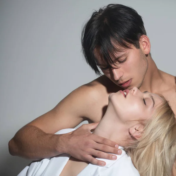 Aşık seksi genç çift öpücüğü. Bir çift seksi adam ve şehvetli kadın, yakından öpüştüler.. — Stok fotoğraf