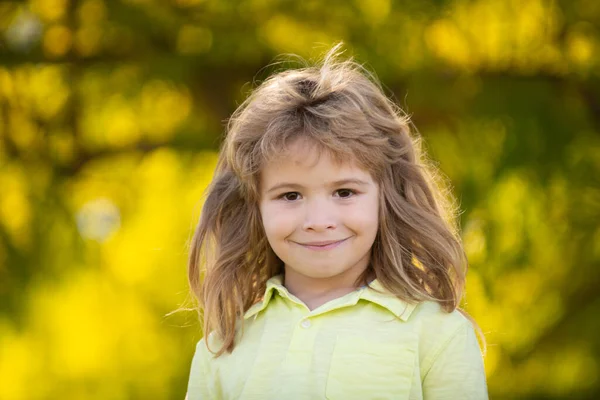 Barnens porträtt. Närbild ansikte söta leende våren barn. Begreppet barnkänslor. Porträtt av ung skrattande pojke utomhus. — Stockfoto