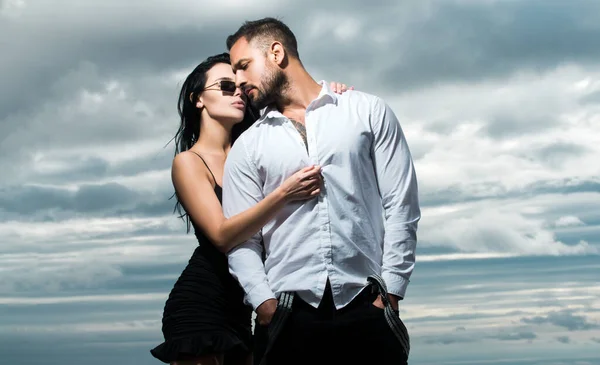 Hermosa pareja sexy. Te amo. Pareja enamorada. Beso romántico y amor. Hombre dominante abrazando a mujer sensual. Pasión y sensual. —  Fotos de Stock