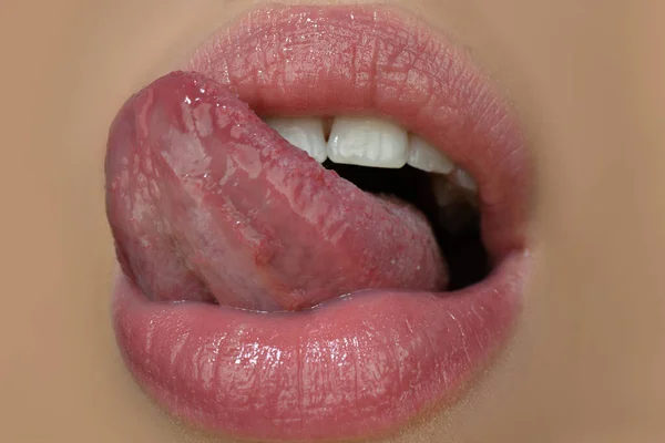 Lamida sensual. Arte labios rojos. Sexy mujeres abren la boca, lamiendo, lengua sobresaliendo. — Foto de Stock