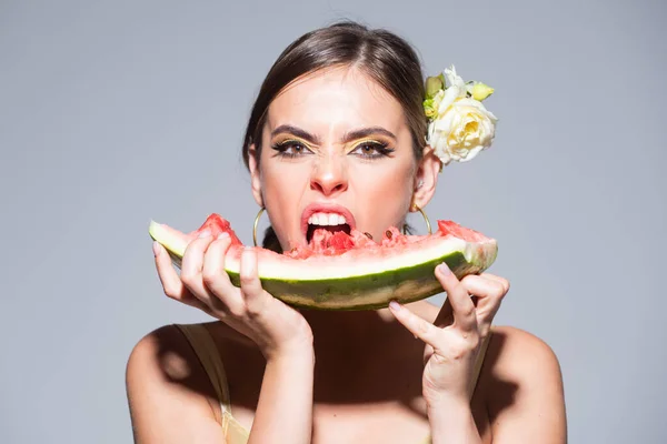 Letní portrét ženy drží plátek melounu. Emocionální tvář. Lidské emoce, pojetí výrazu obličeje. — Stock fotografie