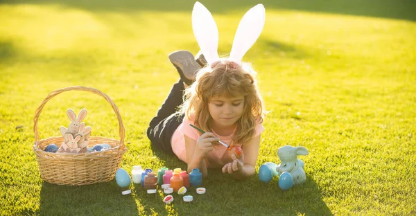 快乐的复活节兔子小孩画鸡蛋。春节假期的概念. — 图库照片