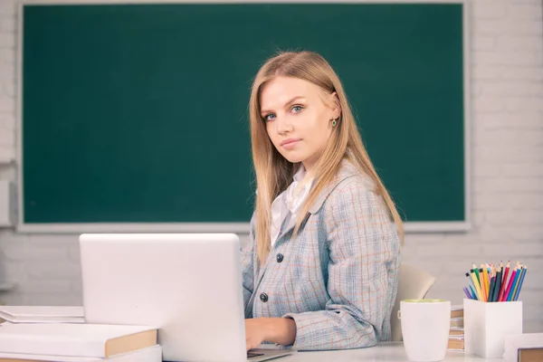 Estudiante universitaria que trabaja en una computadora portátil en clase, preparándose para un examen. Webinar e-learning en la escuela, educación a distancia. — Foto de Stock