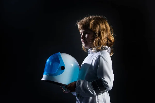 Мальчик-астронавт в космическом костюме держит шлем. Концепция успешных, креативных и инновационных технологий. — стоковое фото