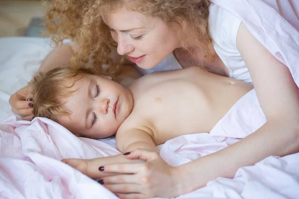 Mor och barn sover i sängen. Tyst sömn. Sovdags, barndoms- och familjekoncept, närbild inomhus porträtt. — Stockfoto