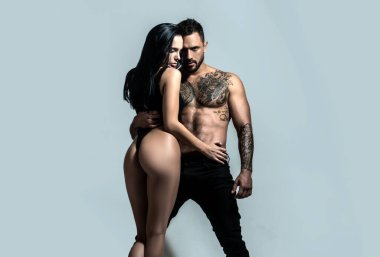 Aşık seksi bir çift. Şehvetli aşıklar soyunur. Kız arkadaş ve erkek arkadaş şehvetli kucaklaşmalar. Romantik bir kadın ve çıplak seksi bir adam. Güzel tutkulu çift.