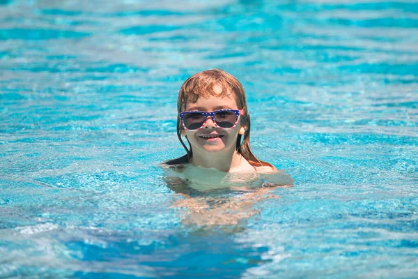 Miúdo na piscina. Crianças férias de verão diversão. — Fotografia de Stock