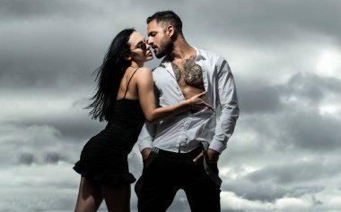 Romantik seksi çift. Romantik anları paylaşan tutkulu, şehvetli bir çift. Aşıklar romantik buluşmaları kucaklıyor ve eğleniyorlar. Romantik bir çift, aşklarının mutluluğunu hisseder..