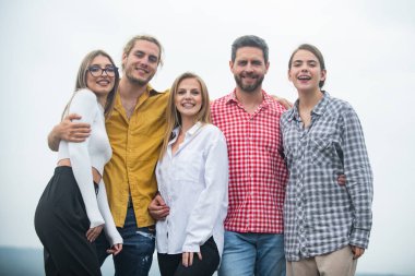 Şirket öğrencileri selfie çeken en iyi arkadaşlar. Bir grup genç, başparmak yukarıda poz veriyor. Çok ırklı iş adamları. Gülümseyen arkadaş grubu gülüyor..