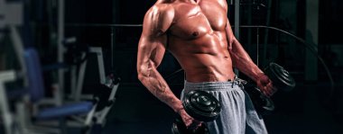 Banner şablonları, kaslı adam, kaslı gövde, karın kası. Erkek, çıplak gövde. Dambıllarla spor. Beden eğitimi. Altı paketli adam..