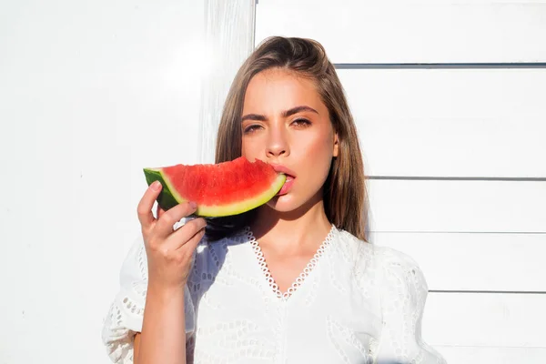 Zomer portret vrouw houdt een stuk watermeloen. — Stockfoto