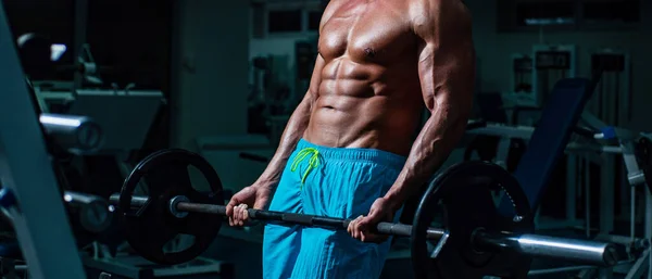 Banner-Vorlagen mit muskulösem Mann, muskulösem Oberkörper, Sixpack Bauchmuskeln. Sportler beim Bizepsheben der Langhantel. Muskulöser Mann, der im Fitnessstudio Übungen macht, starker Mann mit nacktem Oberkörper. — Stockfoto