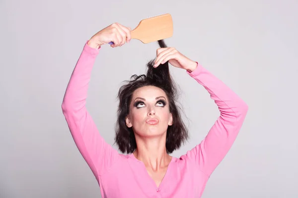 Kvinnan kammar hår. Porträtt av kvinnlig modell med en kam borsta hår. Flicka med hårborste, hårvård och skönhet. Reklam för skönhetssalong — Stockfoto