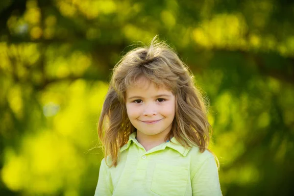 Retrato de niños de primavera. Cara de primer plano de lindo niño sonriente de primavera. Concepto de emociones infantiles. Retrato de niño riendo al aire libre. Niño rubio. —  Fotos de Stock