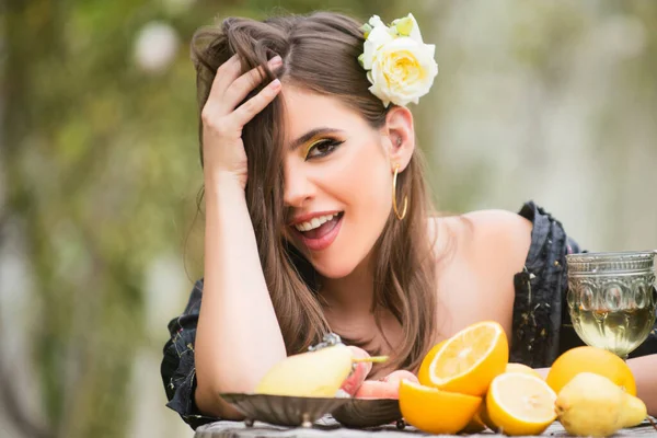 Portrét šťastně se usmívající sexy krásná mladá žena se zeleninou a ovocem, na pozadí letního zeleného parku. Kráska žena tvář. — Stock fotografie