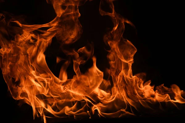 Das Feuer, die brennende Flamme. Großes loderndes Feuer. — Stockfoto