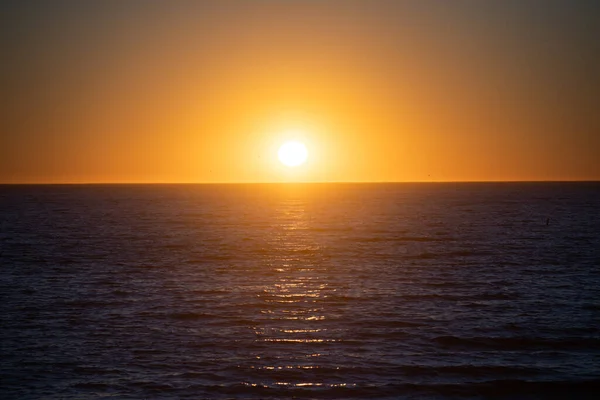 Rustige zonsopgang zonsondergang over de zee golven. Zonsopgang over de oceaan. — Stockfoto