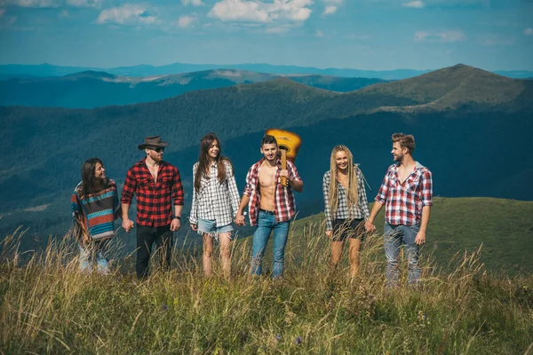 Group of friends on country walk on a summer day. Young people hiking in countryside. Hiking group. Adventure travel hike and tourist people. Healthy lifestyle and eco tourism. — Stock Photo, Image