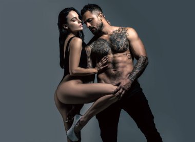 Romantik çift randevusu. Birbirine aşık bir çift. Atletik erkek, romantik kadını öpüyor ve kucaklıyor. Hassas tutkuları olan seksi, zarif bir çift. Sevgi dolu çift.