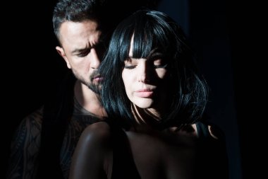 Romantik çiftler aşklarını hissederler. Birbirine aşık genç bir çift. Seksi, tutkulu çift kucaklaşması. Duygusal çift stüdyoda birlikte poz veriyor. Yakışıklı genç aşıklar..