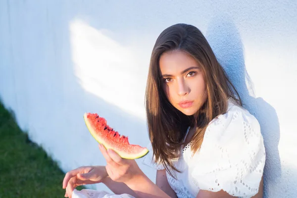 Karpuz yiyen genç bir kız, tropik yaz meyveleri. Güzel kadın yüzü. — Stok fotoğraf