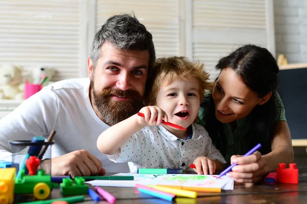 Happy family mother, father and child drawing. Happy family with children on weekend. Young parents and their child are very happy at home. Kids early arts and crafts education, drawing. — Stock Photo, Image