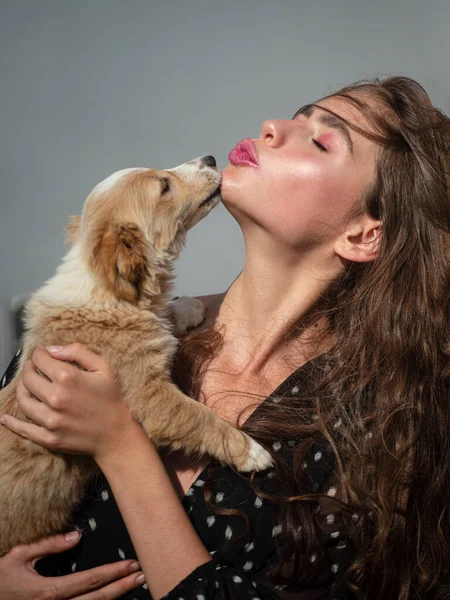 Jolie jeune fille tenant son chien chiot, partageant un câlin, câlins, baisers. Animal meilleur ami, belle amitié. — Photo