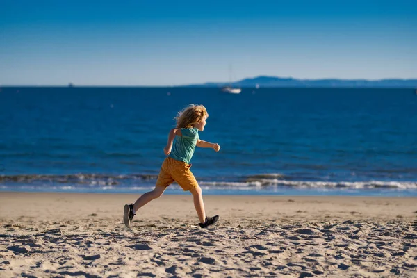 Niños corriendo al aire libre. Carrera y deporte saludable para los niños. Niño corriendo en verano cerca del mar, fitness de los niños. —  Fotos de Stock