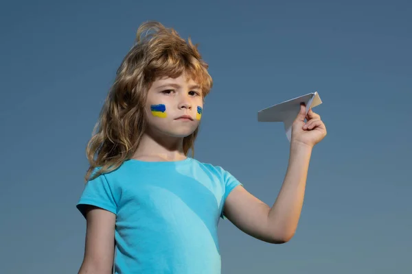 Sluit de lucht boven Oekraïne banner. Geen vliegzone boven Oekraïne. Militaire Oekraïense vliegtuigen. — Stockfoto