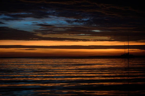 Panoramique mer océan lever de soleil. Lever de soleil sur la mer tropicale. Coucher de soleil coloré sur la plage. — Photo